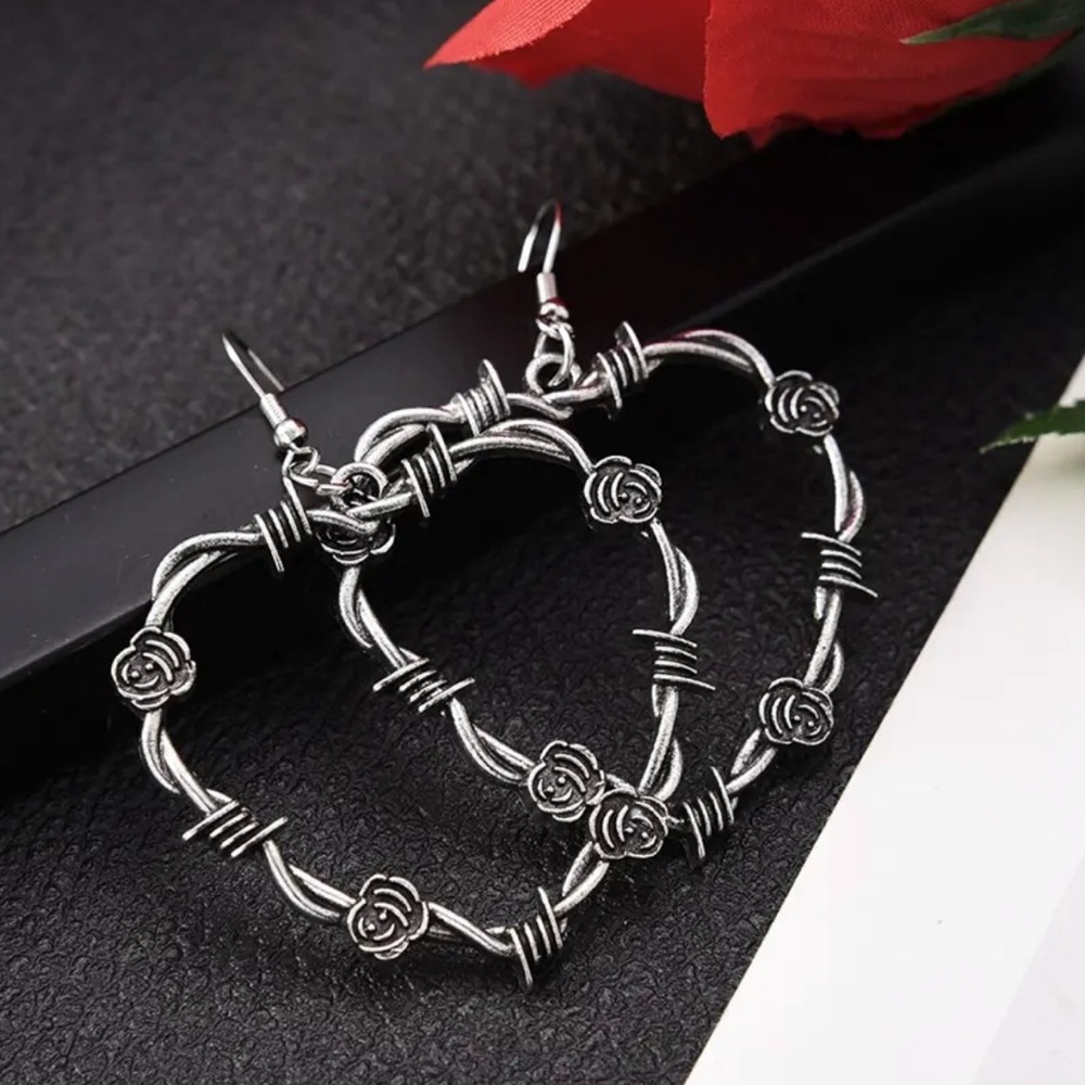 Romantic Punk Gothic Heart-Shaped Dangle Earrings - Picture 3 of 6